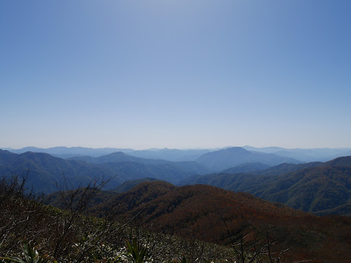 荒島岳（右）や奥美濃の山々