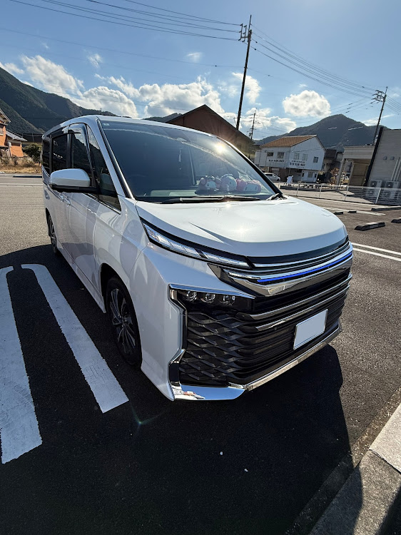 ヴォクシーのあけましておめでとうございます今年もよろしくお願いします・雪が降ってきた・メチャクチャ寒いです🥶・90ヴォクシー・ハイブリッドに関するカスタム事例の投稿画像1枚目