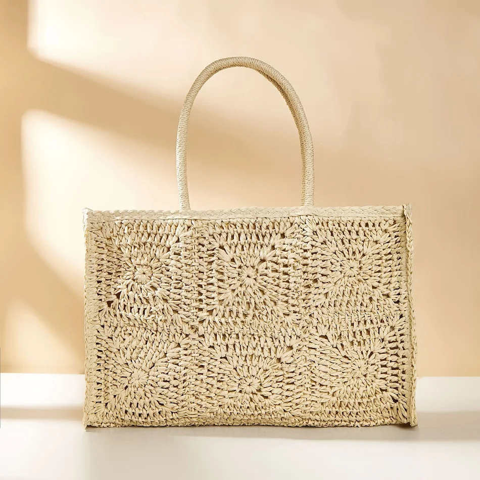Speciale etnische strooien tas met design. Ideaal voor strand of zomerse uitstapjes. Praktisch en stijlvol, perfect om je essentials mee te nemen. Een echte eyecatcher.