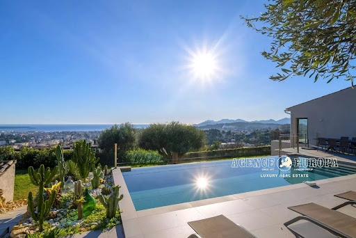 Villa with pool 2