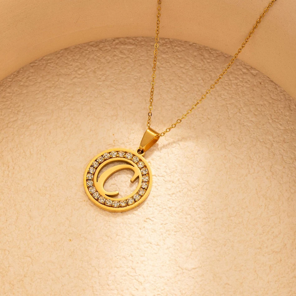 RVS ketting met ronde diamant Engelse letter hanger. Gepersonaliseerde sieraden voor een stijlvolle uitstraling.