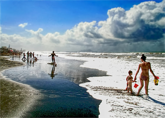 Sulla spiaggia aspettando il temporale di oscar_costantini