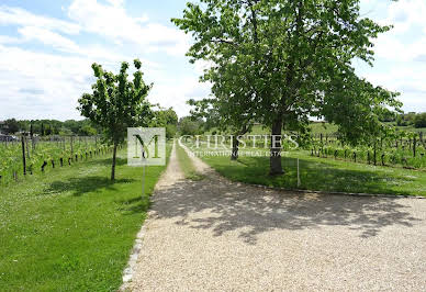 Vignoble avec piscine et dépendances 16