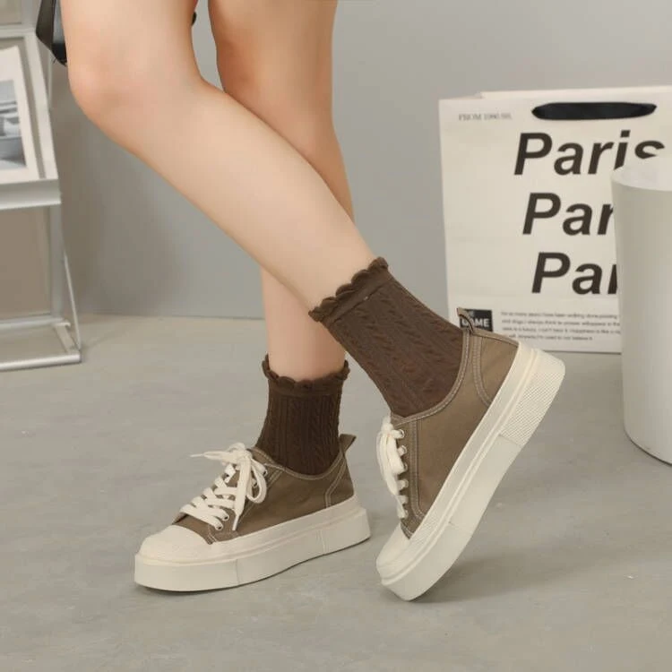 Zapatos casuales con cordones para mujer, cómodos y elegantes. Ideales para uso diario, ofrecen estilo y versatilidad en cada paso que das.