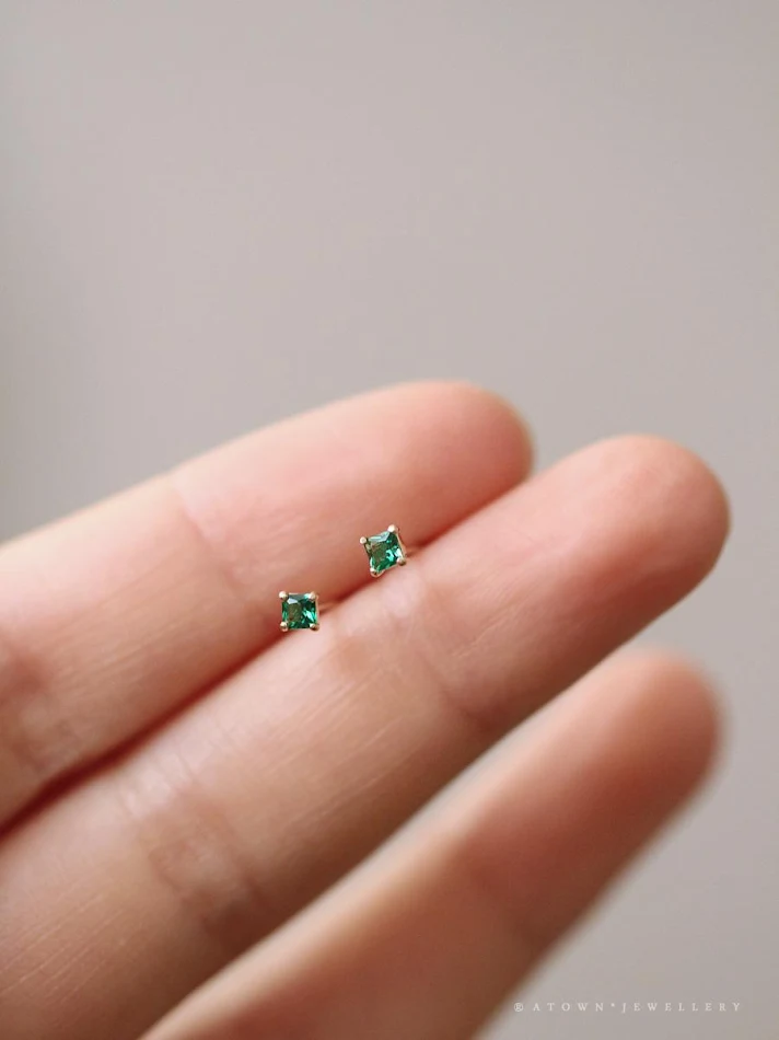 Oorclips voor oma, 925 sterling zilver verguld met 14K goud, kleine groene zirkonia oorbellen. Vier klauwen. Elegant en gemakkelijk.
