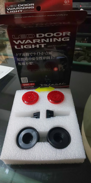 C-HRのLED DOOR WARNING LIGHT・VALENTI・配線不要・567🦠ウザイに関するカスタム事例の投稿画像5枚目
