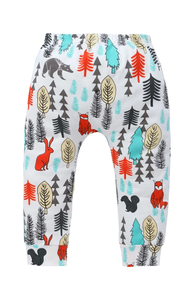 Conjunto infantil de bebê com calças e chapéu, estampa de floresta grande. Conforto e estilo para seu pequeno, perfeito para brincar.