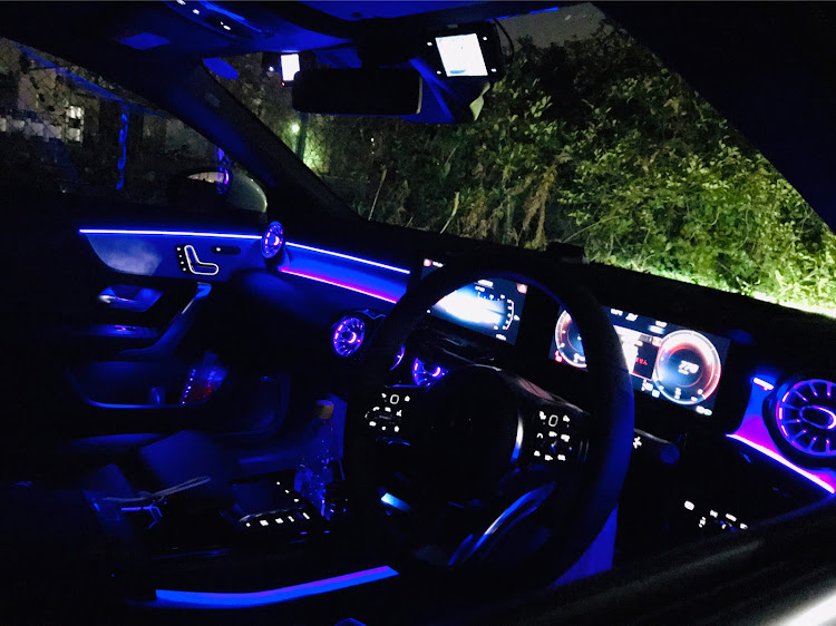 CLAクーペの駐車場にて・車写活・夜に関するカスタム事例の投稿画像1枚目