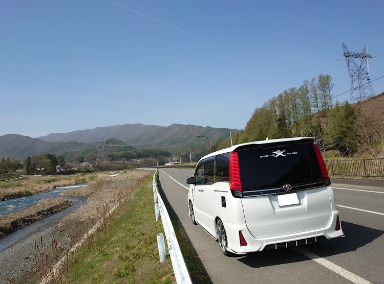 ヴォクシーのカントリーロード・青空と愛車・バックショット📷・夏が好きに関するカスタム事例の投稿画像2枚目