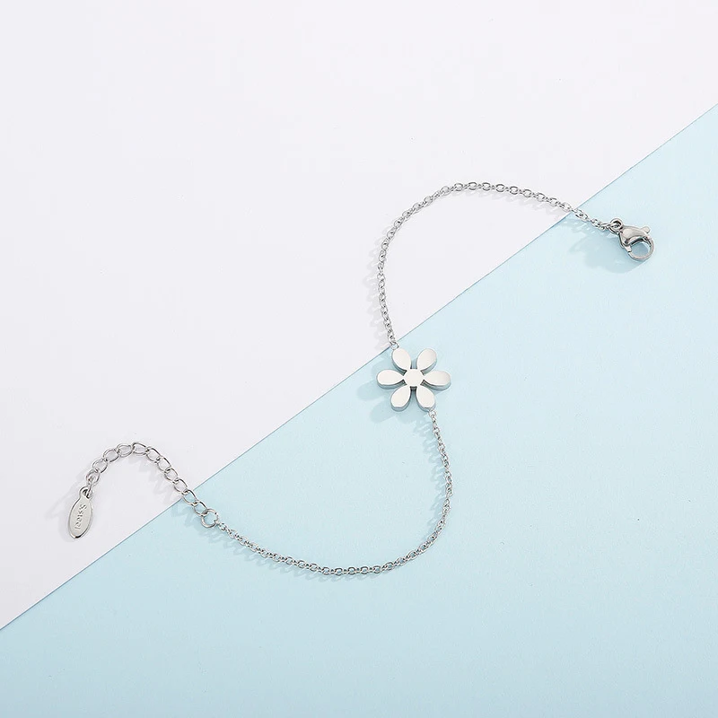 Pulsera de acero inoxidable con patrón floral simple, perfecta para lucir un estilo elegante y natural a diario, resistente y duradera.