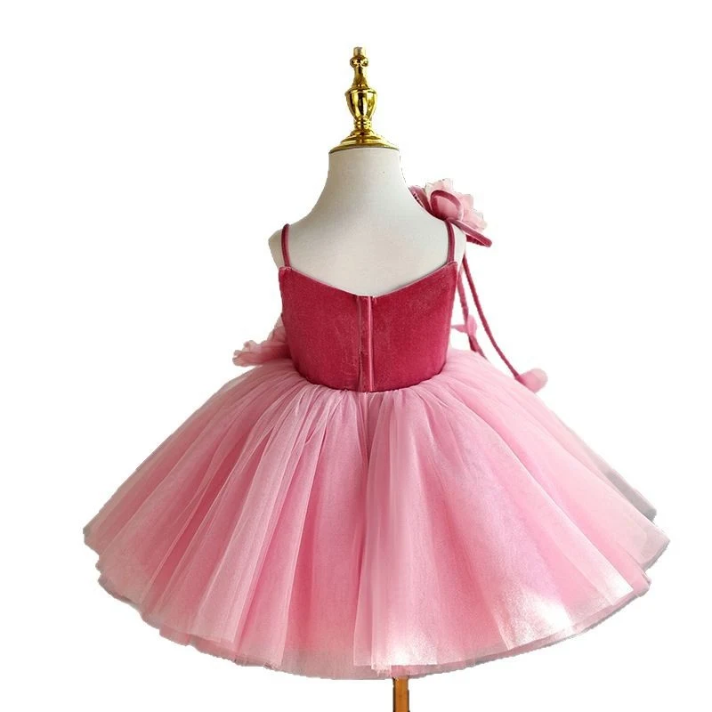 Vestido para primeiro aniversário com tema de piano e apresentação musical. Perfeito para pequenas pianistas e uma festa inesquecível.