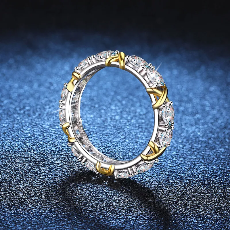 Anel feminino de fileira cruzada em duas cores Joia elegante para mulheres que buscam estilo e sofisticação. Design moderno e confortável para uso diário e especial.