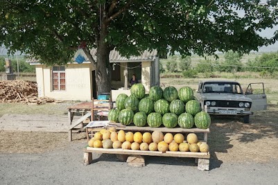 Neben der Straße bietet ein Händler Wassermelonen an.