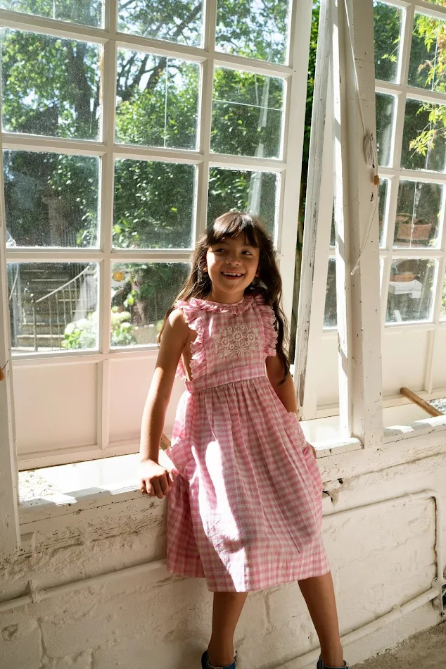Kinder Prinsessenjurk met Hoogwaardige Borduursels en Smockwerk, Zwaar Industrie Overhemd, Perfect voor Feestelijke Gelegenheden.
