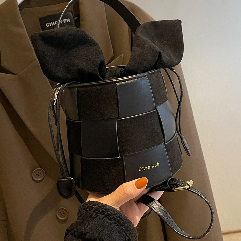Bolsa Bucket Portátil de Moda Feminina Outono Inverno, Tecido Texturizado e Gelo, Leve e Perfeita para um Look Sofisticado e Prático