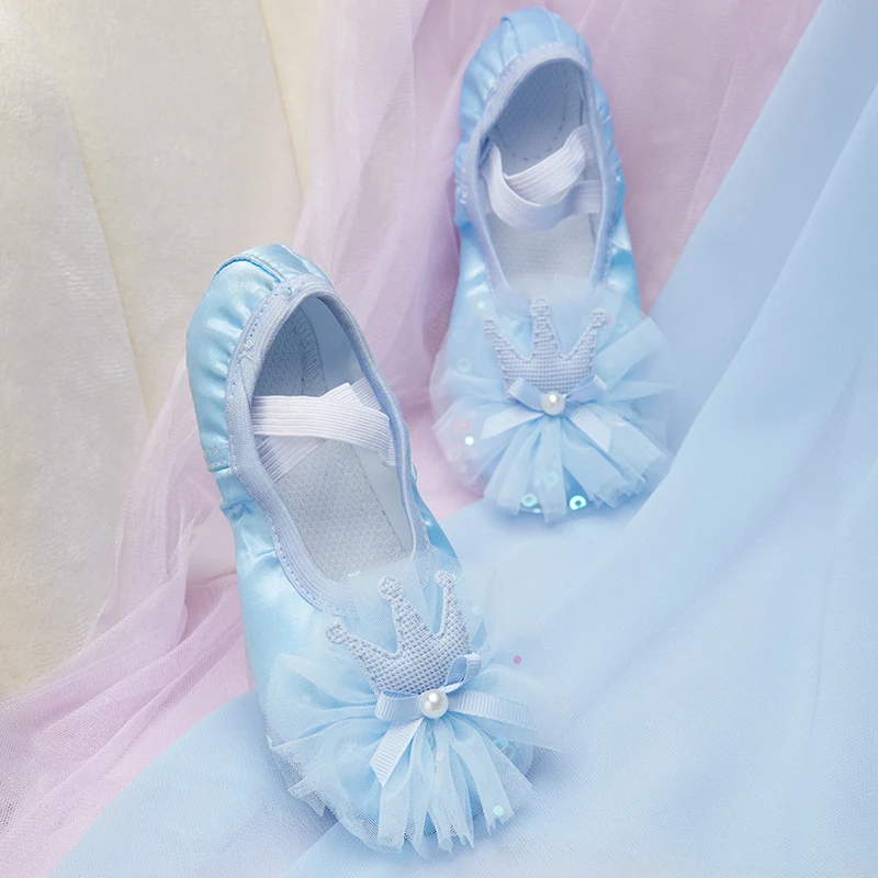Sapatos de dança infantis com coroa de cetim e sola macia. Conforto e estilo para bailarinas mirins. Perfeitos para movimentos livres.