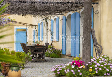 Villa avec piscine et terrasse 1