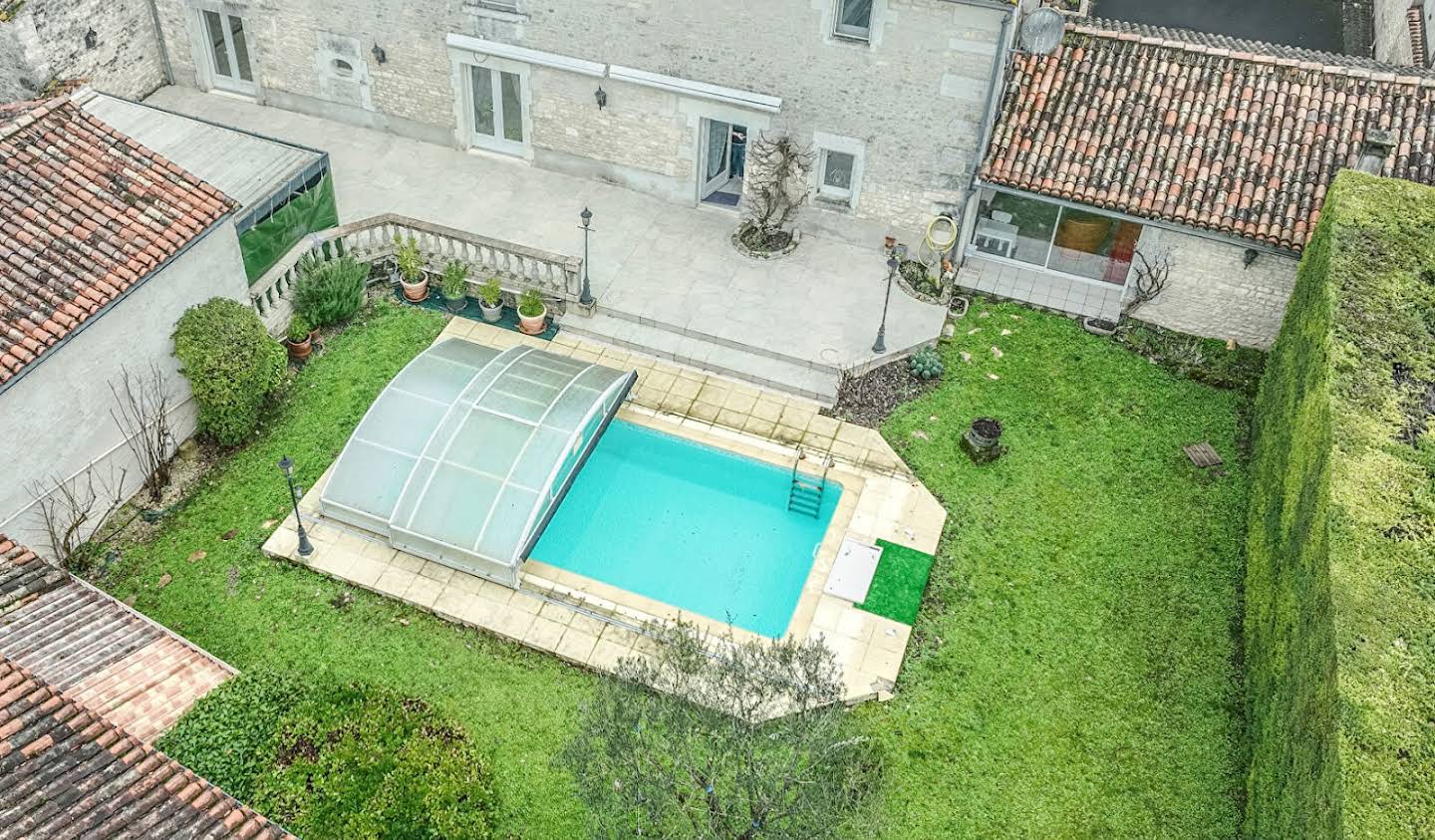 House with pool and terrace Jarnac