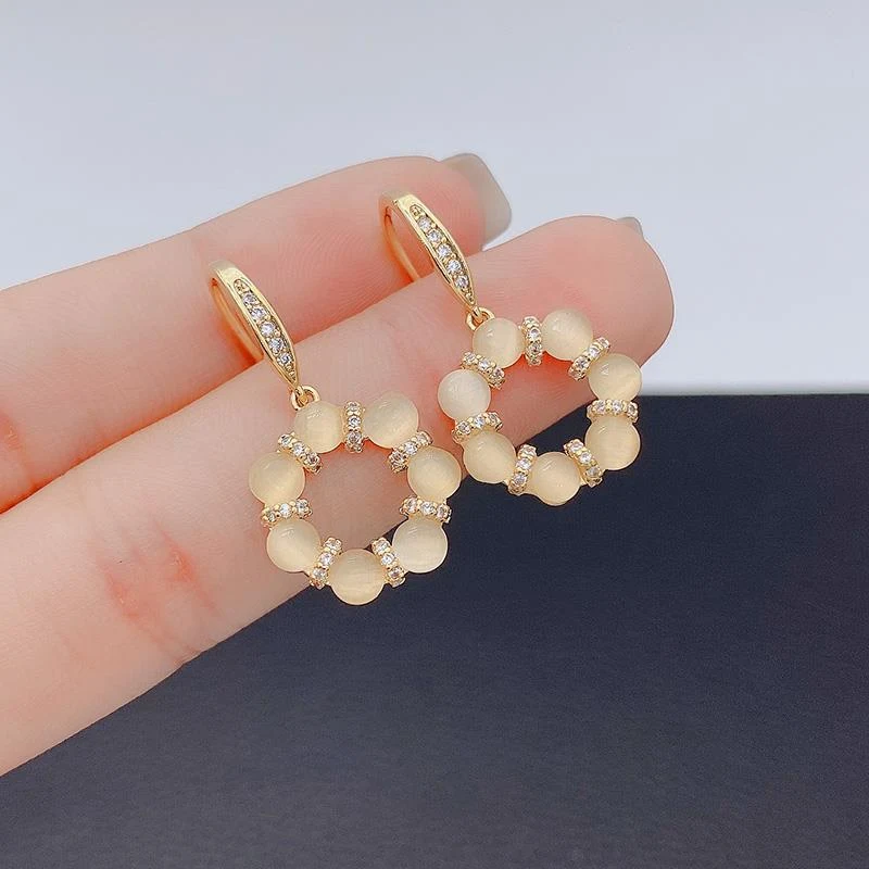 Boucles d'oreilles simples rétro pour femme, un accessoire de mode qui ajoute une touche unique et élégante à votre tenue quotidienne.