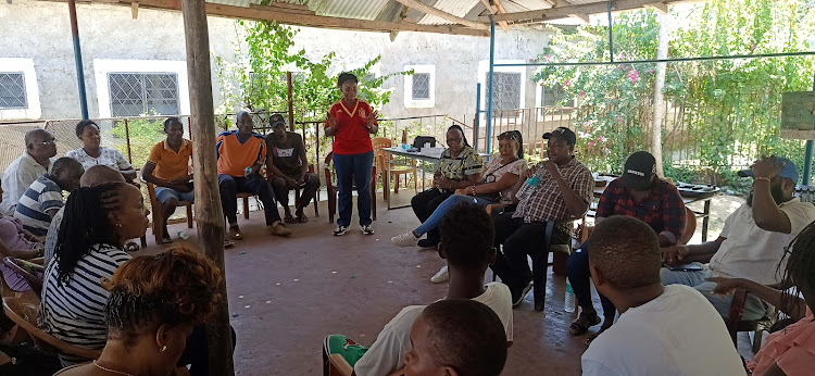 Bar owner Faith Mwende addresses Chanagamwe bar owner colleagues in Changamwe on Saturday