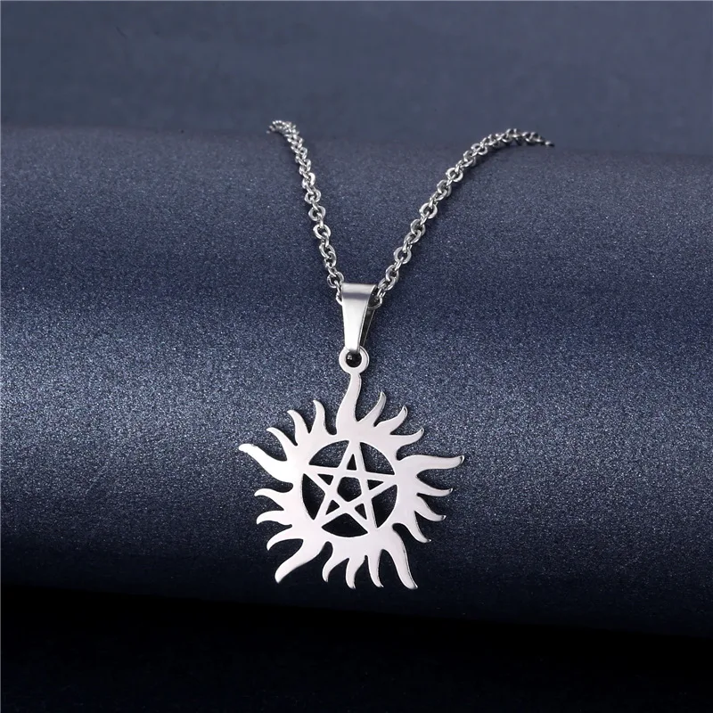 Collar de acero inoxidable con colgante de sol y estrella de cinco puntas para mujer. Un accesorio elegante y duradero.