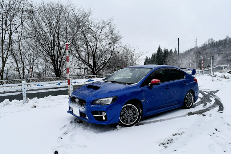 WRX S4の雪コラボ・WRブルー・スリップ注意に関するカスタム事例の投稿画像1枚目