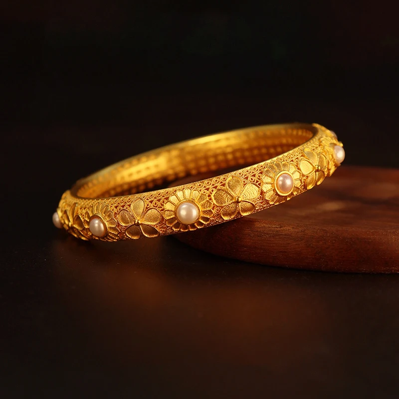 Alluvial Gold Perfect Pearl Bileklik. Zarif ve zamansız şıklık. Her duruma uygun. Mükemmel inciler ve altın ışıltısı. Unutulmaz bir hediye.