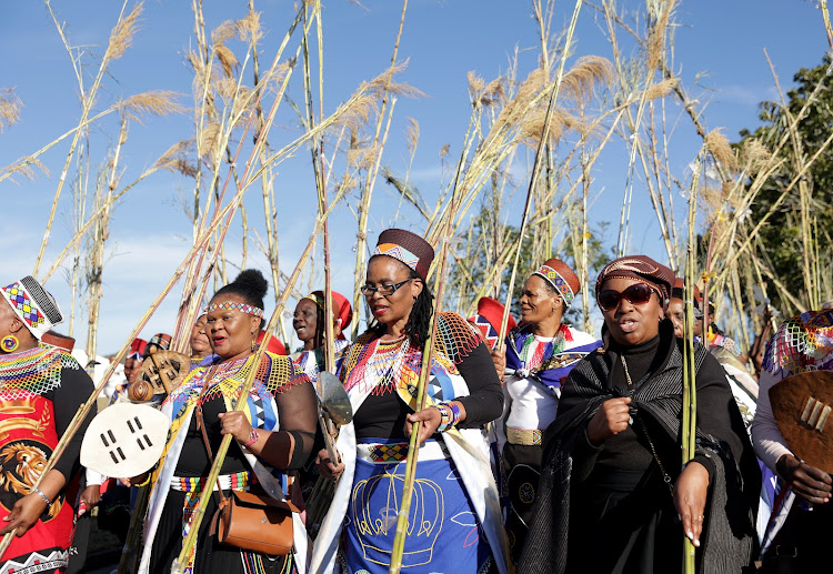 Omama besiPhithiphithi carry reeds to present to King MisuZulu.