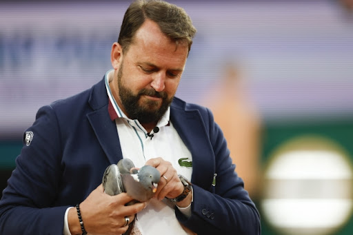 Rolan Garos: Sudija spasao goluba koji je pao na teren tokom meča Medvedev-Mahač