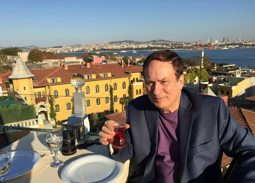 Cruiseable co-founder JD Lasica has tea at the Seven Hills restaurant in Old Istanbul overlooking the Bosphorus strait. 