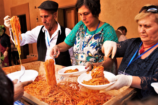 Maccheroni fatti a casa, al sugo di salsiccia e finocchietto. di AngeloEsse