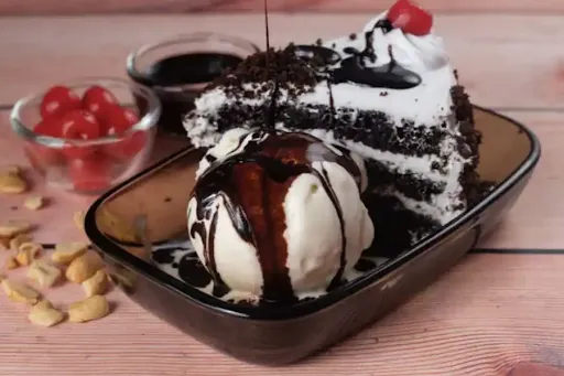 Black Forest With Ice Cream & Chocolate Sauce Cake