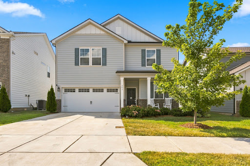 House purchase in Lebanon (United States) - Modern house with garage and garden