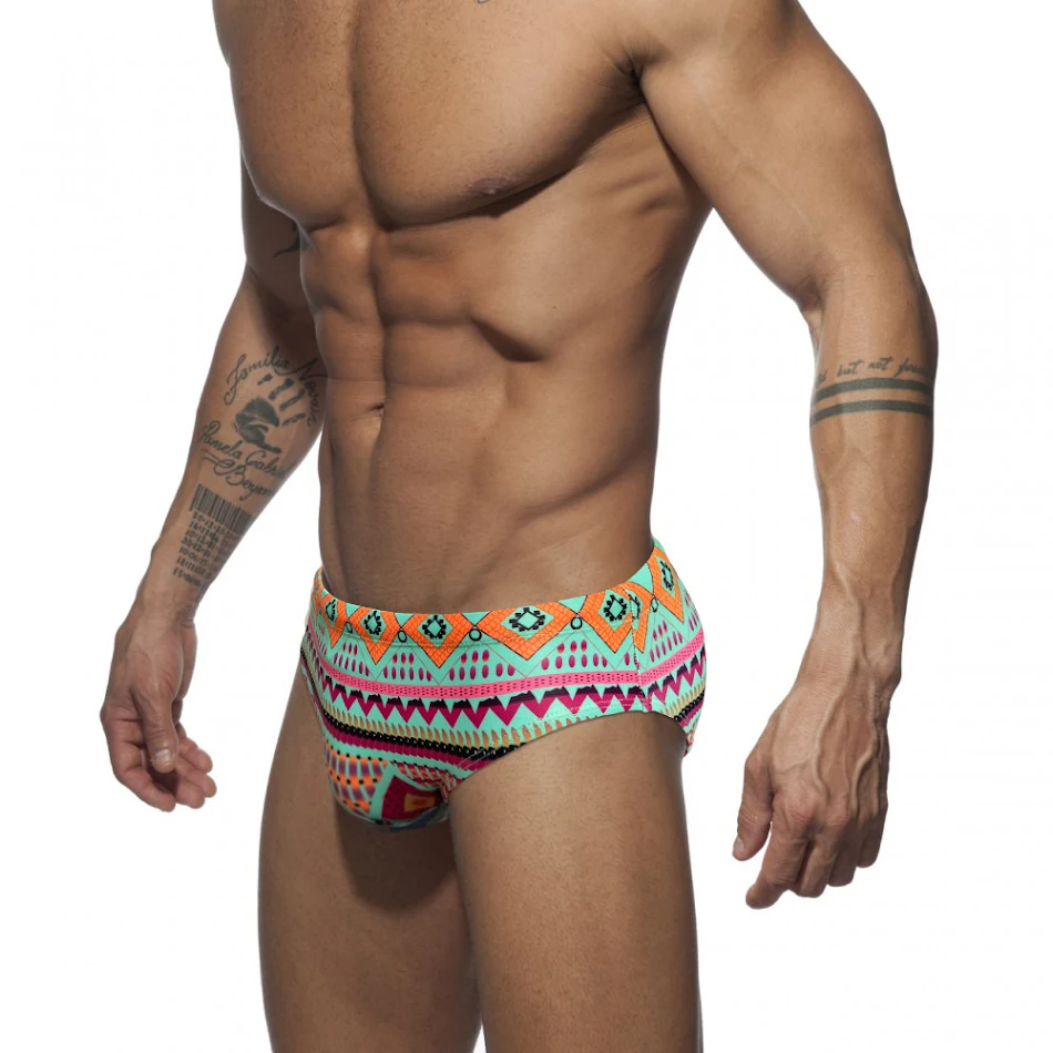 Sungas de banho boho de cintura baixa. Conforto e estilo para seus dias de sol. Perfeitas para praia e piscina. Sinta-se confiante e estiloso.