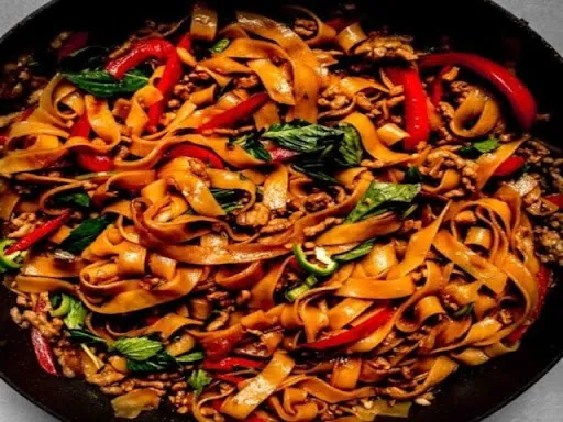 Chicken Drunken Pad Kee Mao Noodles (Serves 1-2)