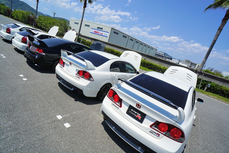 シビックタイプRのボンネット直立友の会・シビックMT・広島マリーナホップ・オフ会は楽しいに関するカスタム事例の投稿画像4枚目