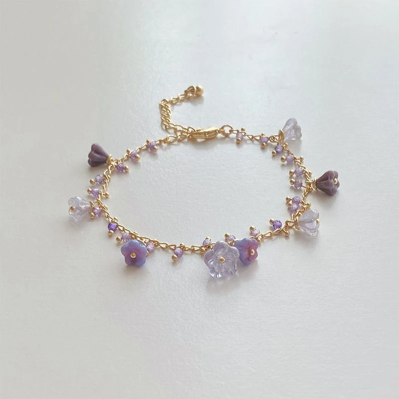 Bracelet fleur pourpre mystérieux et tendance, un accessoire de mode parfait pour sublimer votre style avec une touche d'originalité et d'élégance.