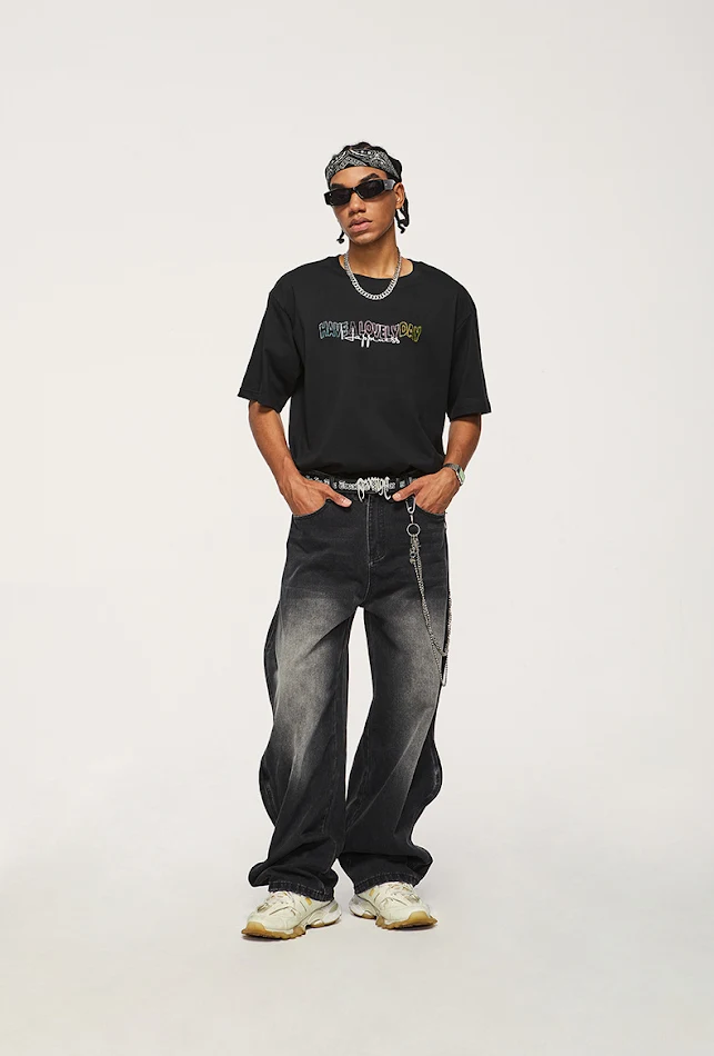 Jeans anchos de hombre Street con lavado blanco y diseño de olas. Pierna ancha y estilo moderno para un look casual y cómodo.