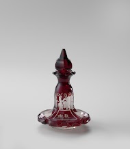 Flacon van rood gebeitst glas