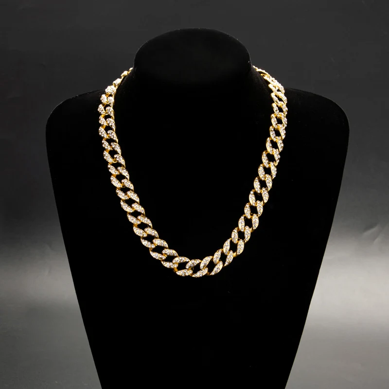 Corrente cubana Charm com diamantes para homens e mulheres. Acessório de moda essencial. Brilho e estilo em cada detalhe. Perfeita para qualquer look.