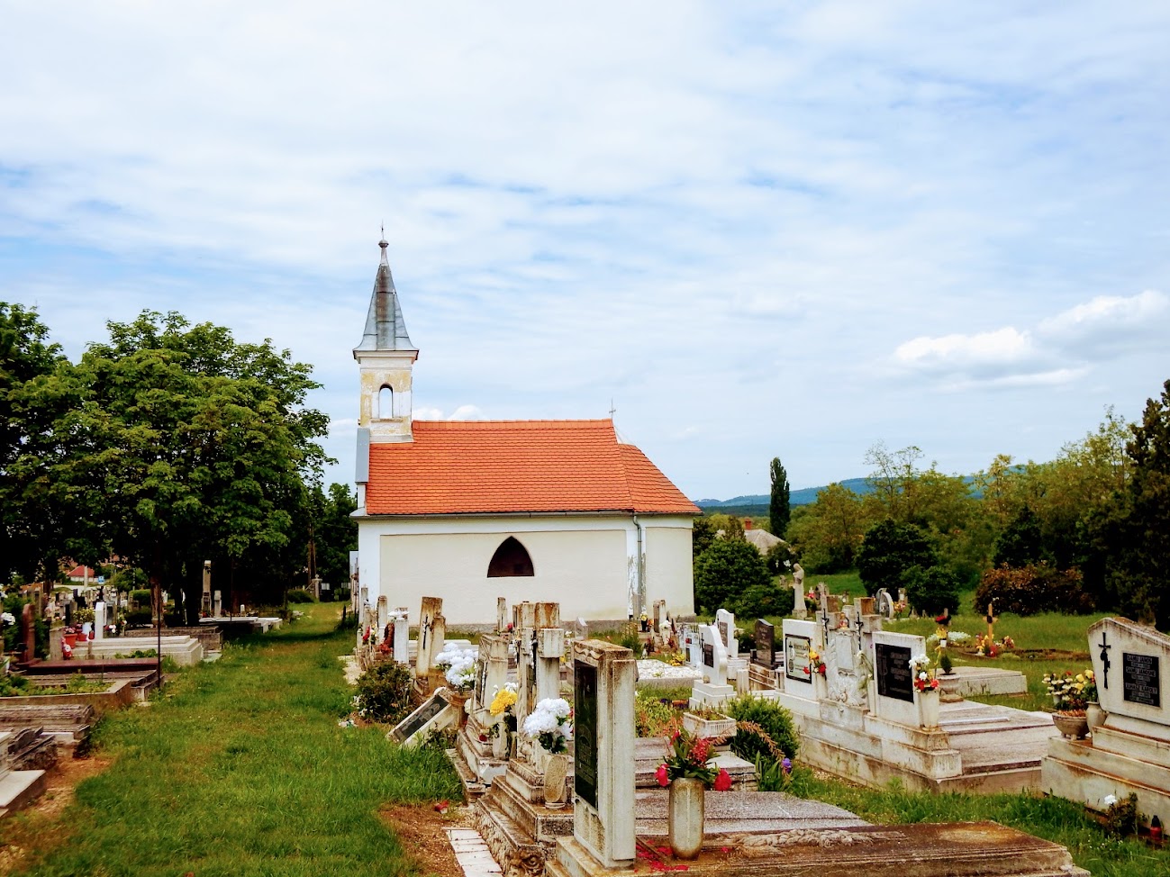 Tapolca-Diszel - Temetőkápolna és keresztút a temetőben