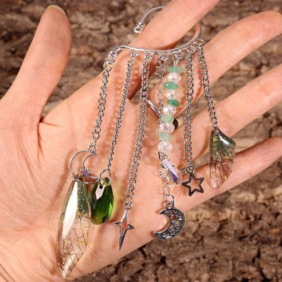 Handgemaakte oorbellen met zilveren oorhaak en natuurlijk kristal grind. Een stijlvolle en unieke toevoeging aan je outfit.