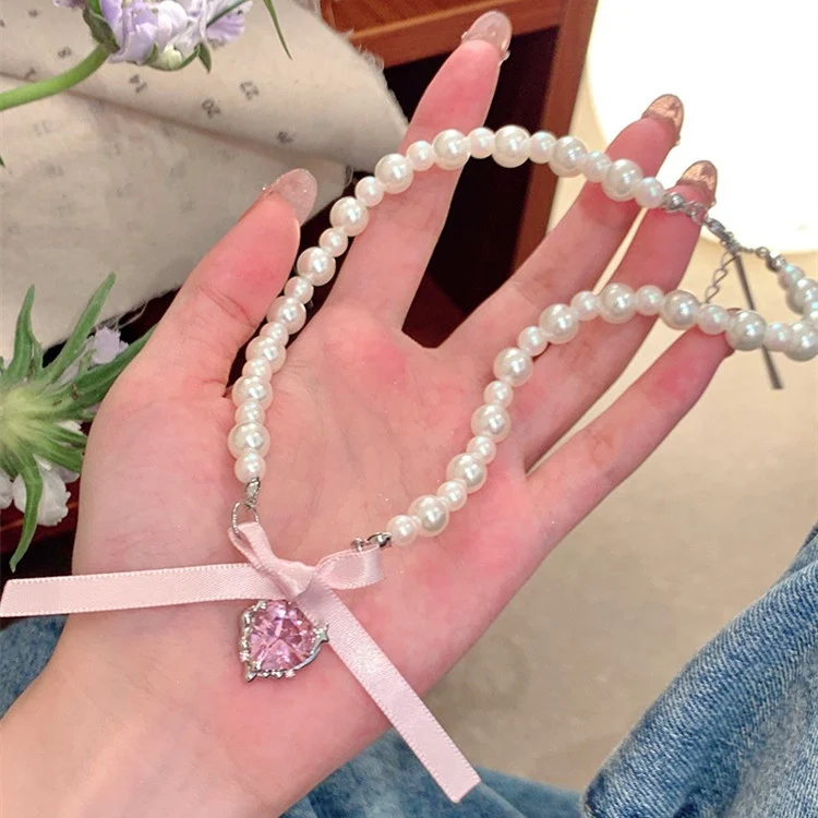 Colar com pingente de laço em forma de coração e pérolas para mulheres, corrente de clavícula doce, um toque romântico e elegante