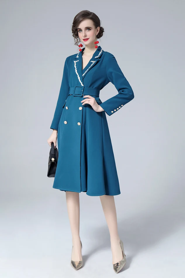Robe femme ajustée à col tailleur, double boutonnage, coupe slim, avec ceinture. Élégance et sophistication pour le bureau et les occasions spéciales.