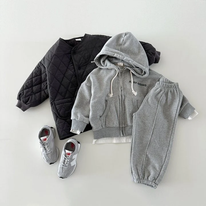 Kinder zweiteiliges Set Kapuzenpullover mit langen Ärmeln und Hose, perfekt für kühle Tage. Bietet Wärme und Komfort den ganzen Tag.