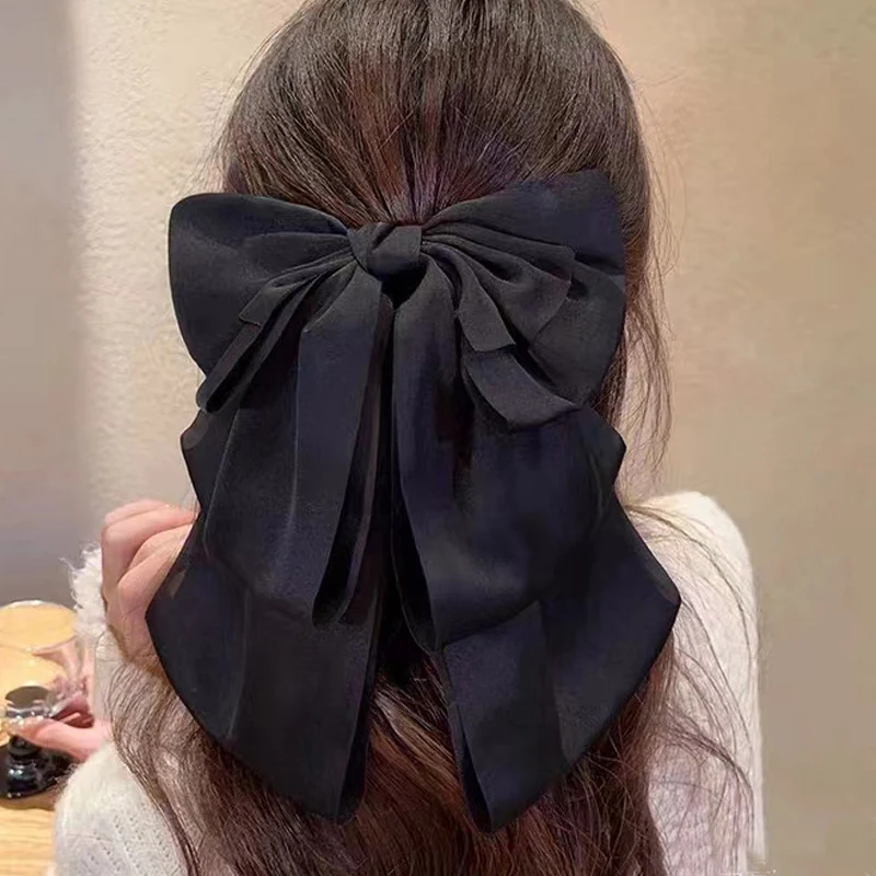 Sierlijke haarclip met strik en mesh, perfect voor verfijnde kapsels. Houdt het haar met gratie en stijl vast.