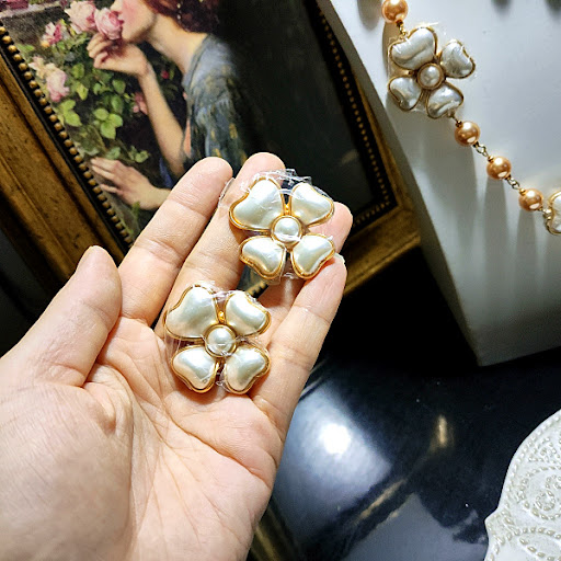 Title 4, White Flower Pendant Long Necklace And Earrings...