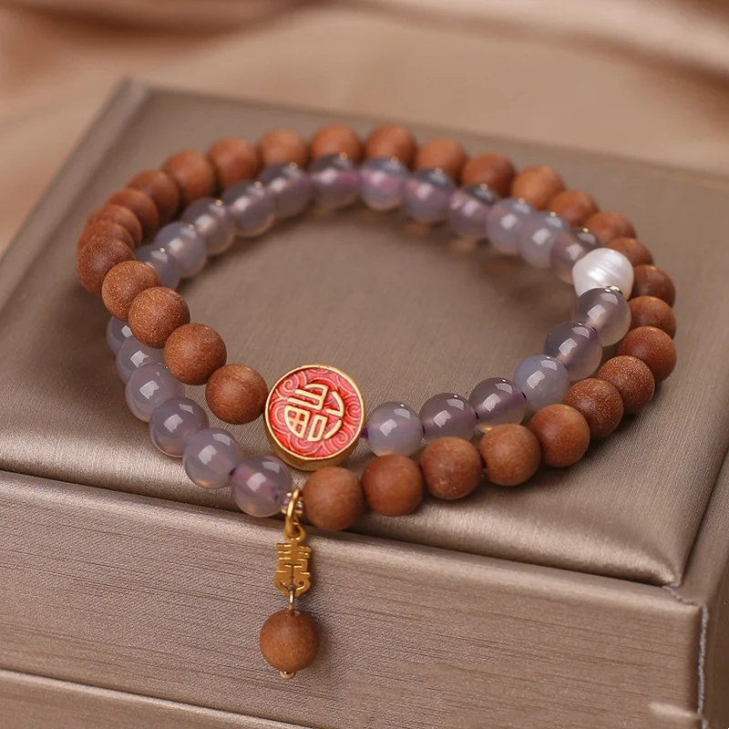 Bracelet ethnique multicouche en bois de santal pour prières et méditation. Perles spirituelles apaisantes, favorisant la paix intérieure et la sérénité.