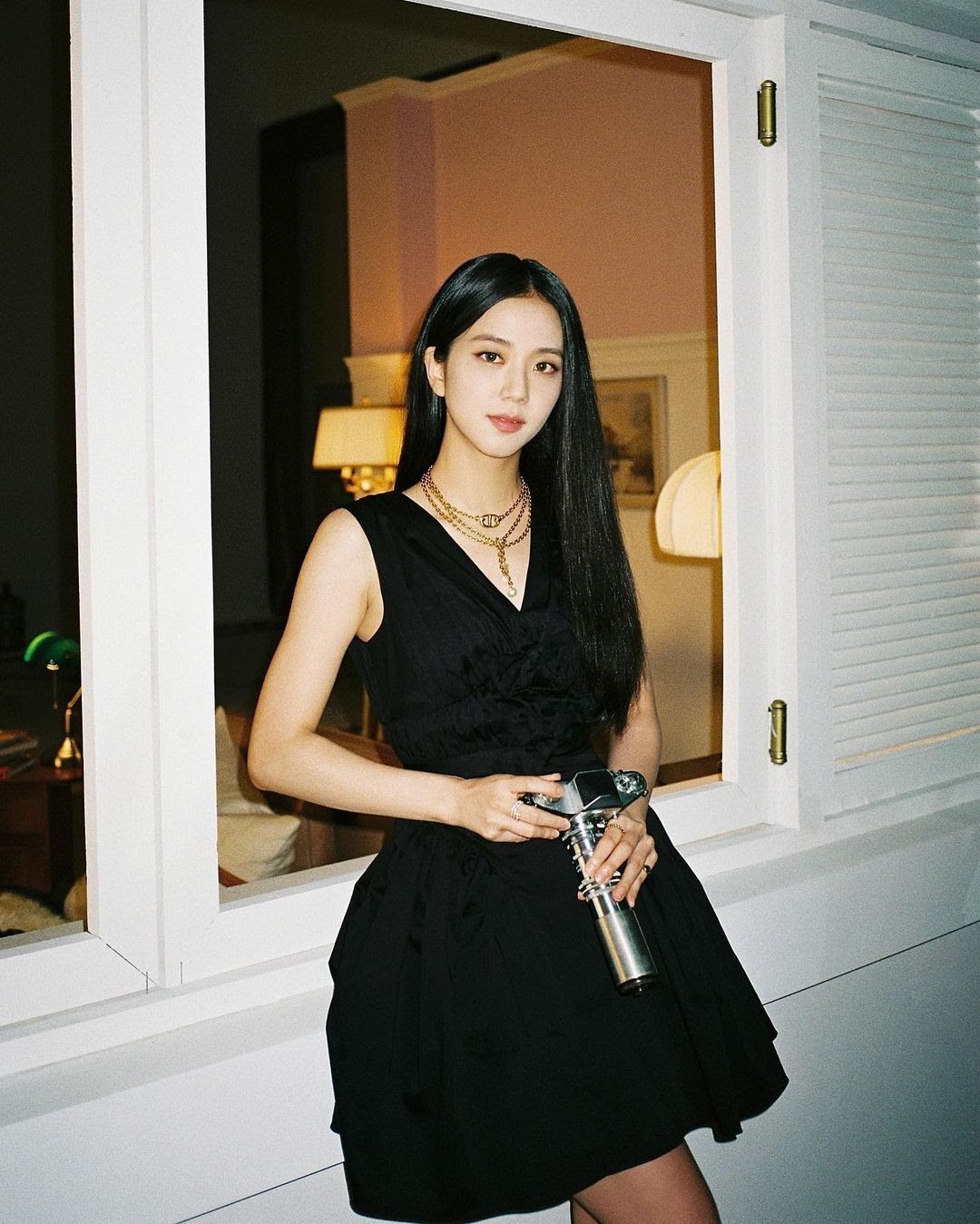 BLACKPINK’s Jisoo’s Stuns In Little Black Dress In Latest Instagram ...