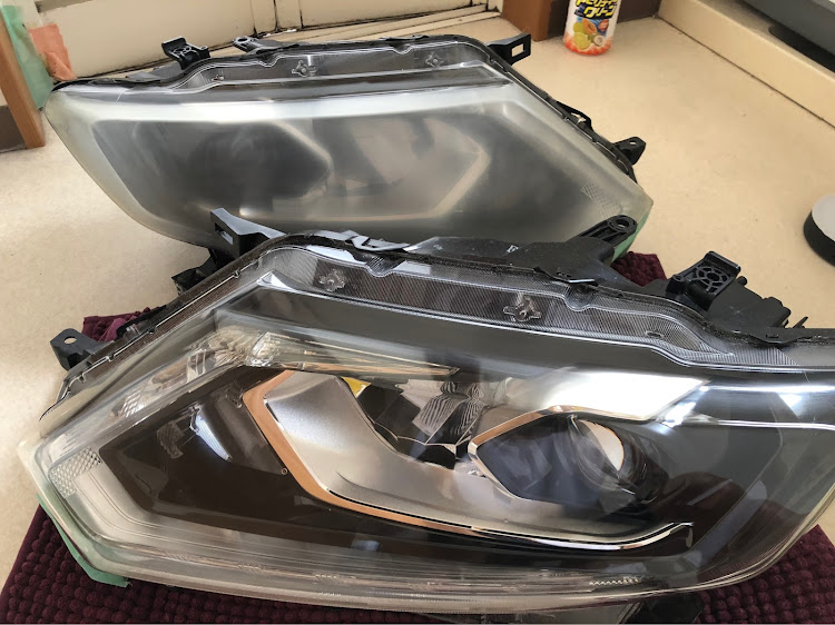 エクストレイルの中古純正LEDヘッドライト・ヘッドライト加工・先ずはお掃除から😝・取り敢えず磨いてみました😙・週末、仮付けしてからテスト予定✨に関するカスタム事例の投稿画像7枚目